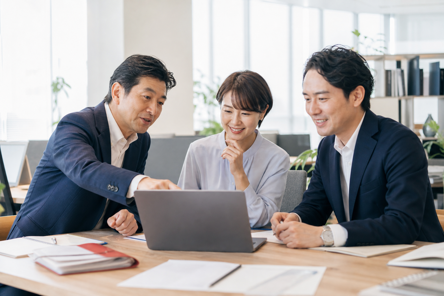 オフィスでAIを使い提案資料を確認する営業・事務チーム